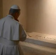 Papa León XIV visitó la tumba del papa Francisco en El Vaticano y manifestó su deseo de "seguir su camino", tal y como lo hizo el argentino. 