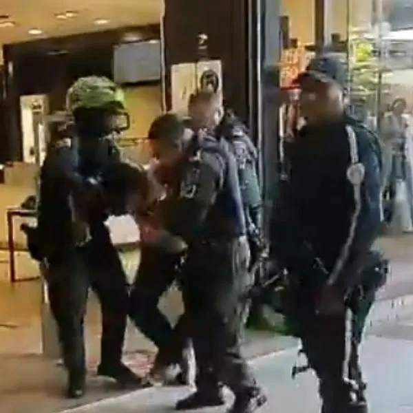 Mujer fue agredida en centro comercial de Cali