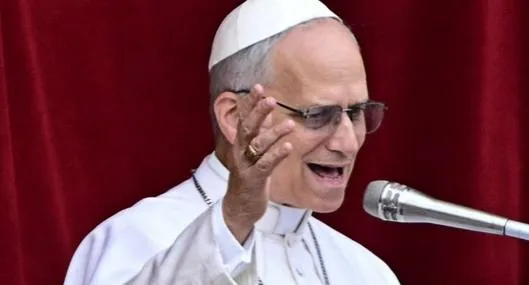 Qué dijo papa León XIV en su primera aparición un domingo en la plaza San Pedro