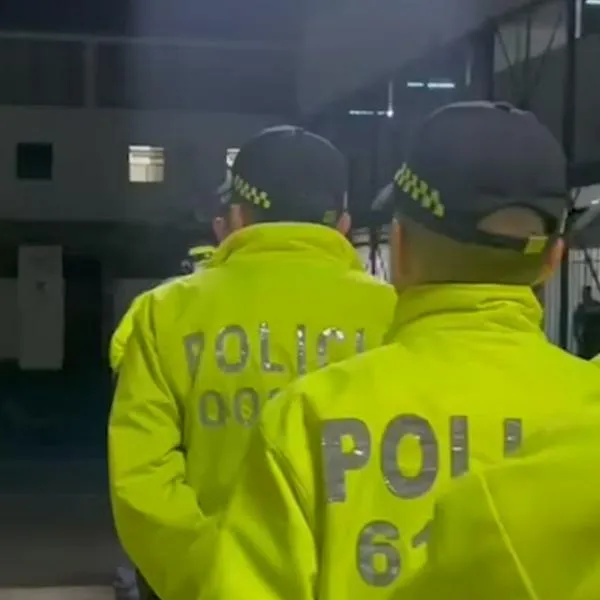 Escándalo en la Policía de Bogotá: subidentente quiso impedir denuncia por robo de motocicleta. El oficial aseguró que era un trámite muy engorroso. 
