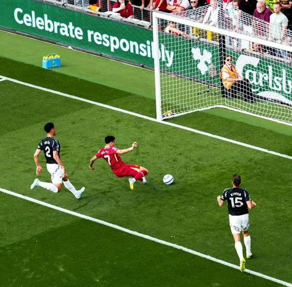 Luis Díaz macó gol con el Liverpool ante Arsenal en la Premier League. El colombiano sigue en modo goleador en el torneo de Inglaterra. 