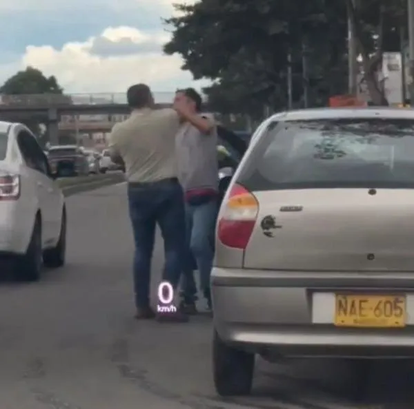 Bogotá hoy: revelan video de un conductor que golpeó e intentó atropellar a un hombre en la avenida Boyacá y desatan ola de indignación.