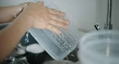 Foto de portacomidas, en nota sobre cómo quitar la grasa de portacomida con papel, en truco casero fácil de experta