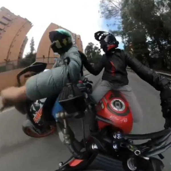 Motociclista en Bogotá casi hace caer a otro motociclista en la avenida Circunvalar de Bogotá y el video causó indignación en redes sociales.