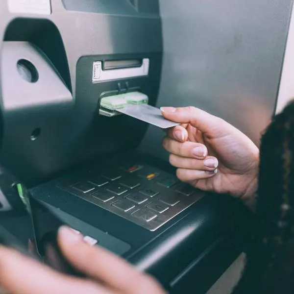 Foto de cajeros, en nota de qué día de semana es mejor no retirar dinero de cajero en Colombia: ojo, estafas