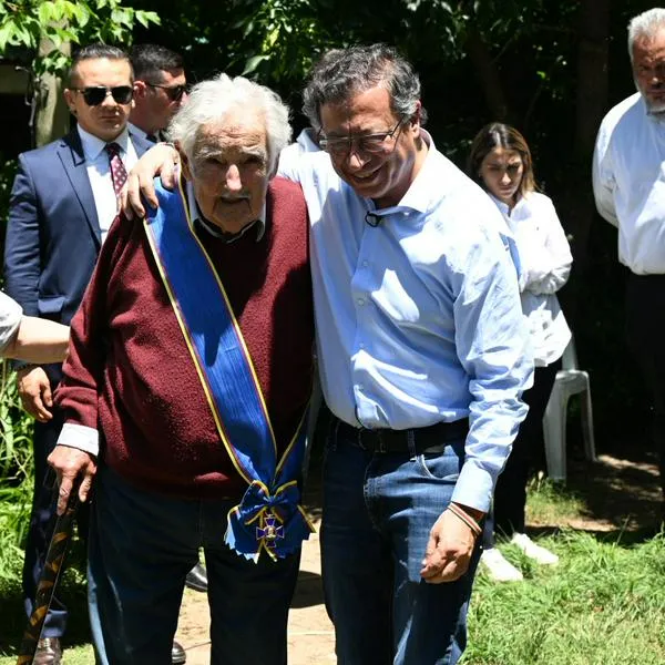 Gustavo Petro en su visita a 'Pepe' Mujica, el expresidente de Uruguay que murió