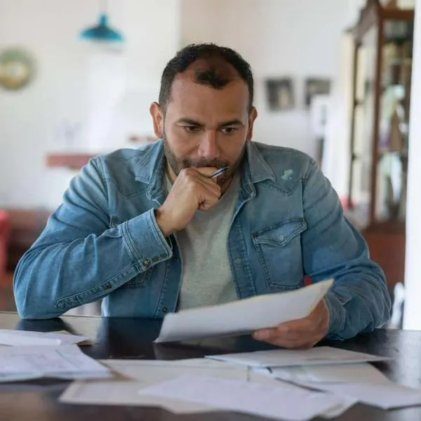 Foto de latino preocupado, en nota de cómo son las finanzas personales de colombianos: alerta por dato en mayo de 2025