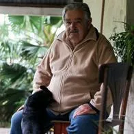 José 'Pepe' Mujica, junto a su perra Manuela. 