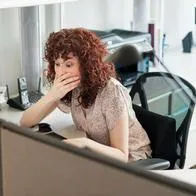 Foto de mujer preocupada, en nota de qué no se le puede descontar al trabajador en Colombia: ojo con descuadres y más