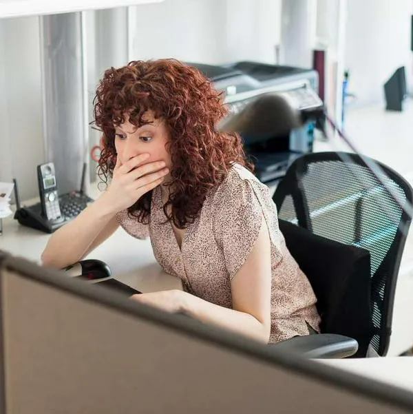 Foto de mujer preocupada, en nota de qué no se le puede descontar al trabajador en Colombia: ojo con descuadres y más