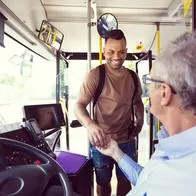 Foto saludo a conductor, en nota de qué significa saludar al conductor de bus, según psicología: más que cordialidad