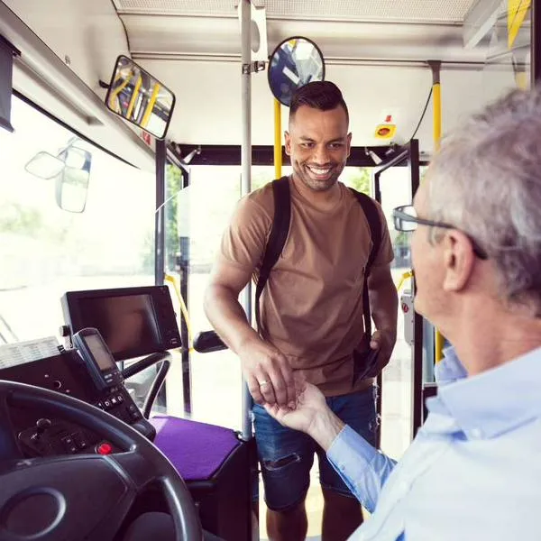 Foto saludo a conductor, en nota de qué significa saludar al conductor de bus, según psicología: más que cordialidad