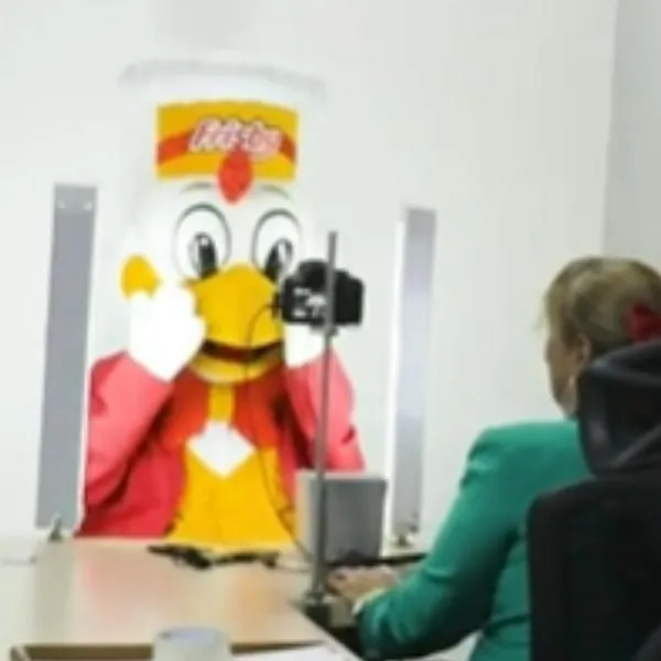 Lío de Frisby con marca española que quiere robarse el nombre superó límites y al pollo le sacaron hasta cédula en Colombia. 
