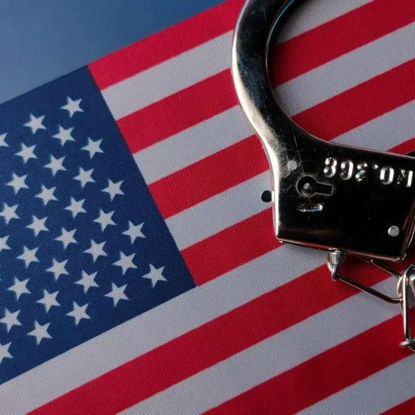 Migrantes en Estados Unidos, en alerta por plan que el gobernador de Florida, Ron DeSantis, presentó para capturar a personas indocumentadas.