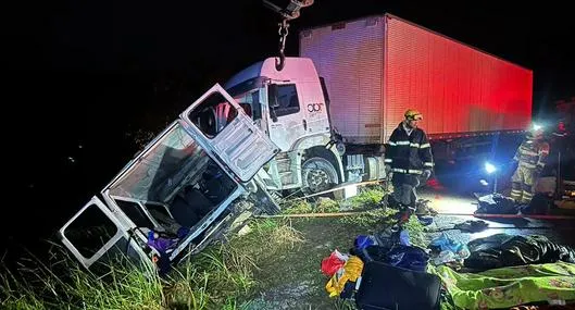 Nueve muertos y 10 heridos deja choque de miniván con camión en Brasil