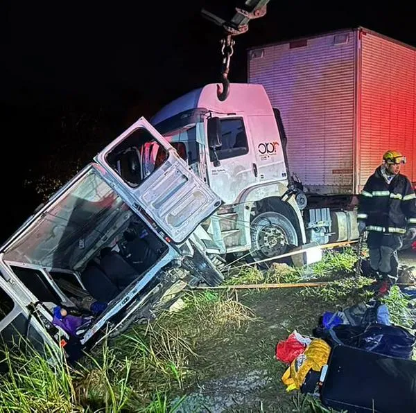 Nueve muertos y 10 heridos deja choque de miniván con camión en Brasil