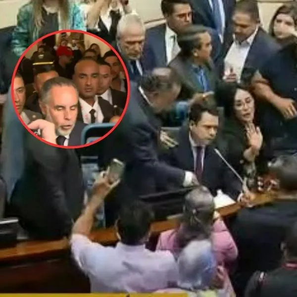 Momento en el que Armando Benedetti tiene una pelea por el hundimiento de la consulta popular en el Congreso