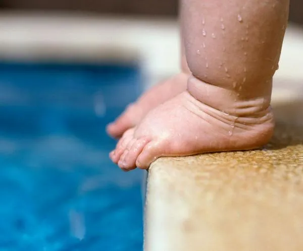 Bebé de 18 meses se ahogó en el patio de su casa: su madre contó qué pasó