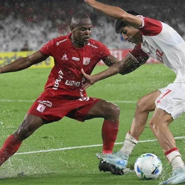 Yerson Candelo, del América, y Gabriel Alanis, de Huracán