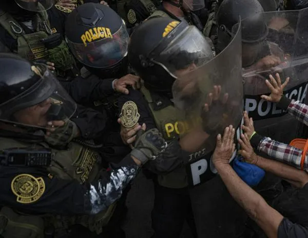 Boluarte nombra a su cuarto primer ministro en medio de nuevas protestas en Perú