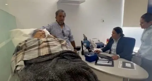Abuela de 96 años, obligada a asistir en camilla a cobrar pensión: BBVA México