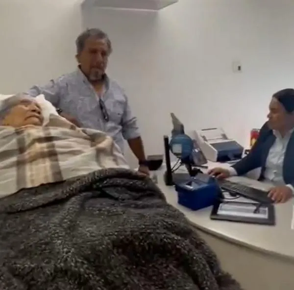 Abuela de 96 años, obligada a asistir en camilla a cobrar pensión: BBVA México