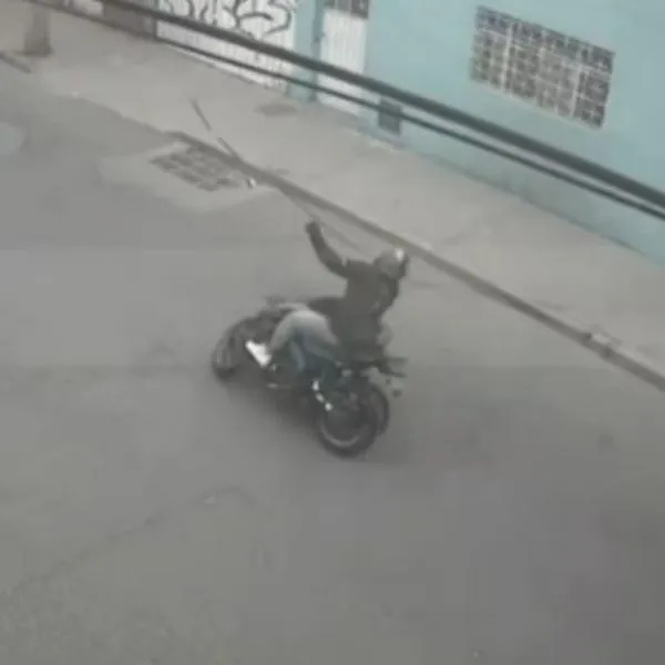 Motociclista en Bogotá se accidentó por cable que empleados dejaron suelto