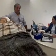 Momento en el que a una adulta mayor la hacen ir en camilla hasta un BBVA en México para reclamar su pensión