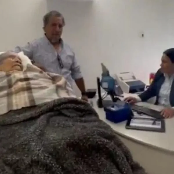 Momento en el que a una adulta mayor la hacen ir en camilla hasta un BBVA en México para reclamar su pensión