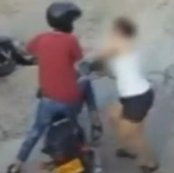 Madre enfrentó a 2 ladrones armados cuando intentaron robar a su hija: video