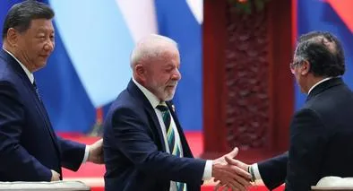 Petro lleva la contraria a EE. U.U y pidió entrar a banco donde está China