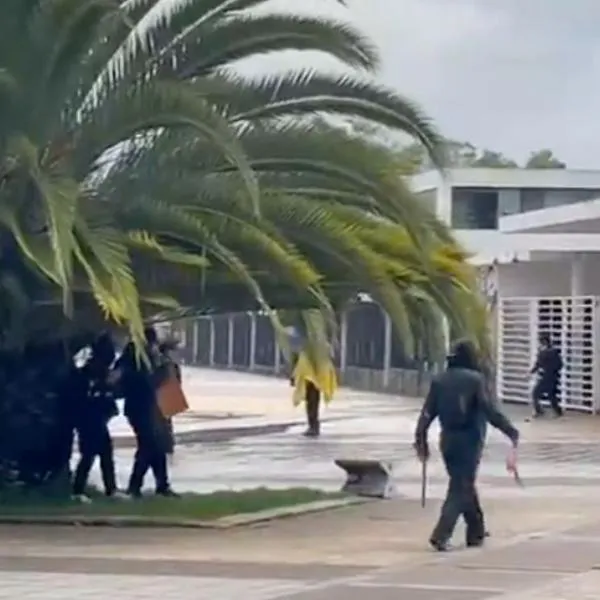 Protesta de encapuchados con machete en U Nacional: Transmilenio cierra estación