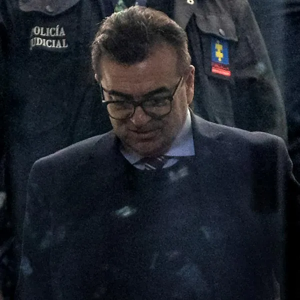 The former director of the National Unit for Disaster Risk Management (UNGRD) Olmedo Lopez (L) leaves the court after the hearing on the corruption case, in Bogota on July 25, 2024, The scandal was sparked last May when it became known that a million-dollar overcharge was paid for trucks to bring water to the La Guajira desert, one of the poorest regions in the country. According to Sneyder Pinilla, the UNGRD official who revealed the corruption scheme, the money was used to bribe congressmen last October to support social reforms proposed by the executive, which lacks a majority in parliament. (Photo by Alejandro Martinez / AFP)