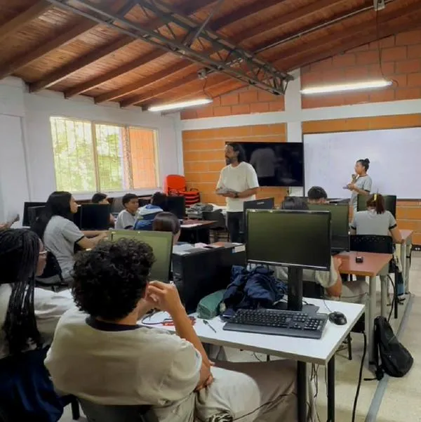 Estudiantes de Medellín, en nota sobre a los que les asegurarán trabajo