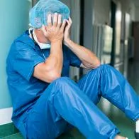 Enfermero expone trato de médicos con los que trabaja en hospital: video viral
