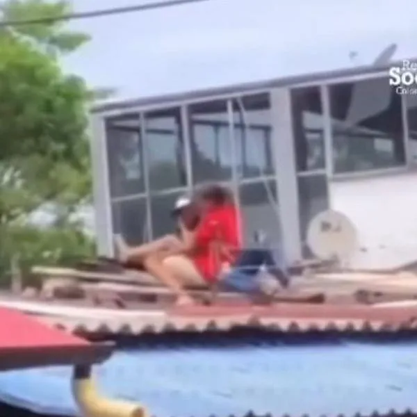 Violencia de género: hombre le pegó a su esposa, huyó y fue atrapado en el techo