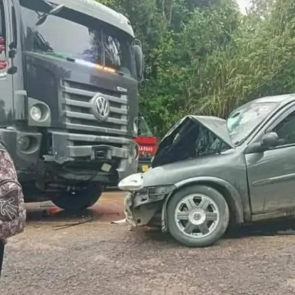 Accidente vía Guaduas–Villeta entre camión y carro deja menor de edad muerto