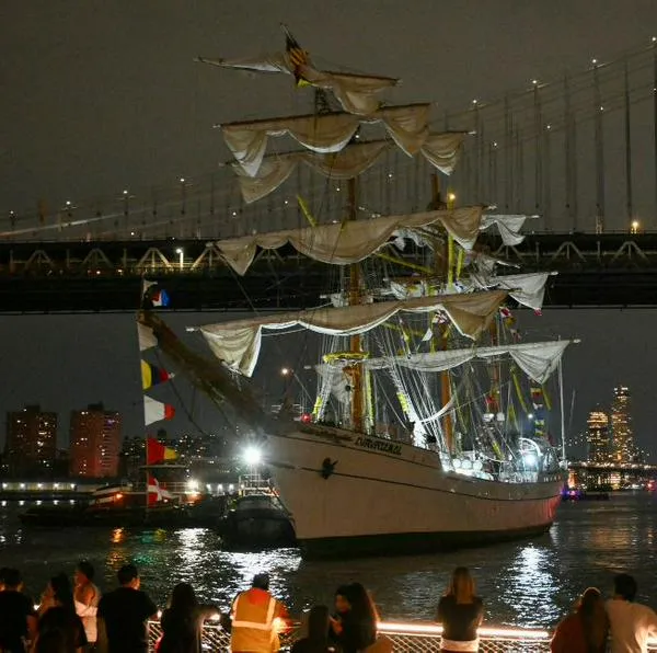 El buque escuela mexicano Cuauhtémoc, con 277 tripulantes a bordo, colisionó contra el icónico puente de Brooklyn y hay dos muertos.