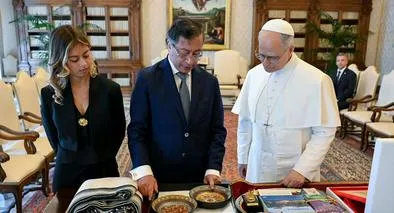 Primera foto de Petro con papa León XIV; le pidió que viniera a Colombia