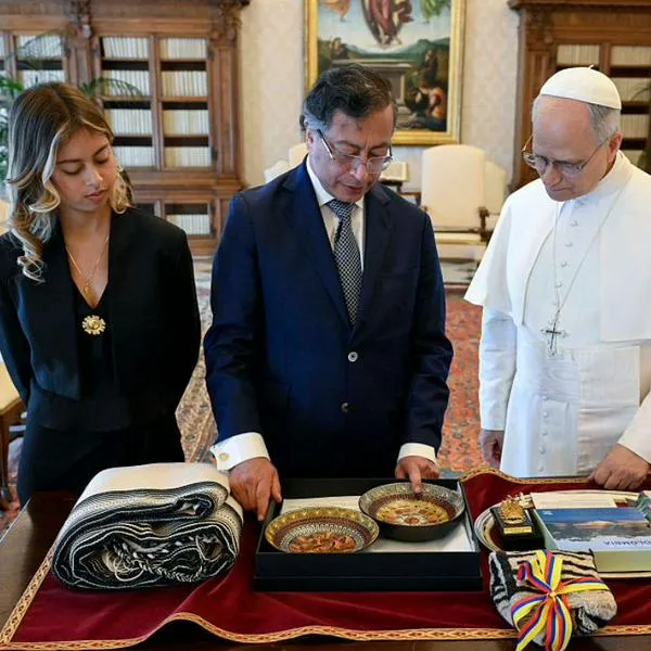Primera foto de Petro con papa León XIV; le pidió que viniera a Colombia
