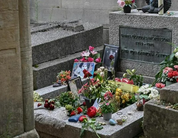 Encuentran el busto de la tumba de Jim Morrison robado en París en 1988