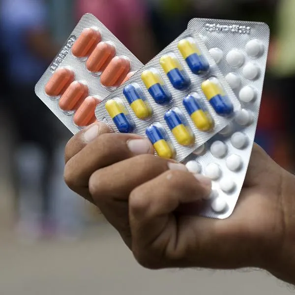 A man sells painkillers in Cucuta, Colombia, near the Simon Bolivar International Bridge, in the border with Tachira, Venezuela, on February 7, 2019. According to NGOs and humanitarian groups opponent to the government of President Nicolas Maduro, who is reluctant to recognize a humanitarian crisis, medicines shortage in Venezuela reaches 85% with thousands of chronic patients struggling to access their treatments. (Photo by Raul ARBOLEDA / AFP)