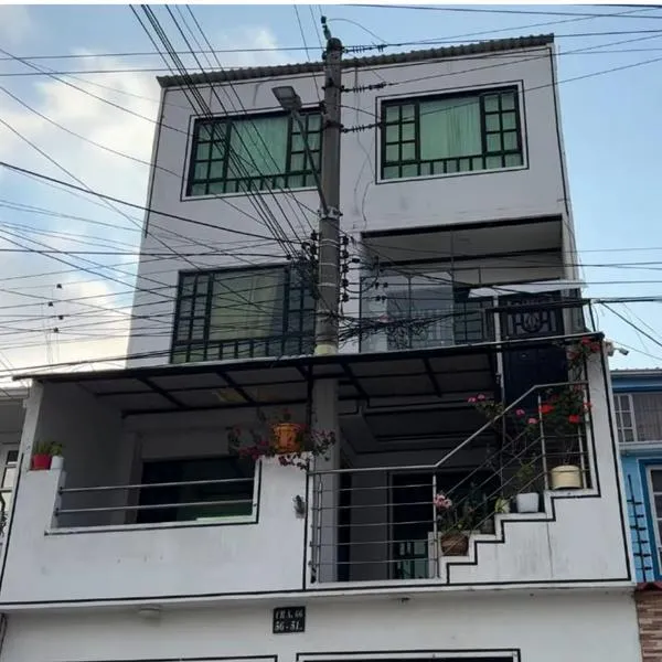 ¿Dónde queda el barrio Villa del Río en Bogotá? Hay postes dentro de las casas