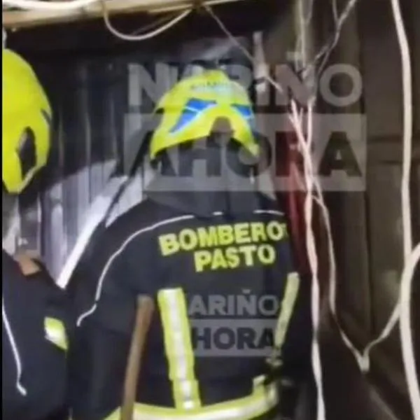Momento en el que policías y bomberos entran a una casa en Pasto, donde un sujeto explotó un cilindro de gas