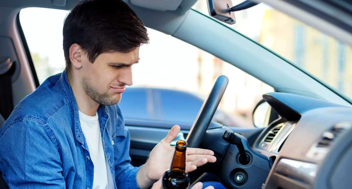 Foto de conductor y licor, en nota de cuánto tiempo hay que esperar para conducir después de beber alcohol