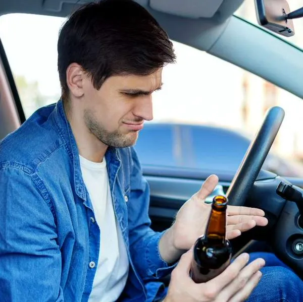 Foto de conductor y licor, en nota de cuánto tiempo hay que esperar para conducir después de beber alcohol 
