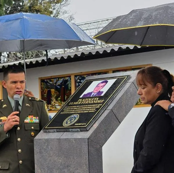 Un año después del asesinato del coronel (r) Élmer Fernández, su familia y miembros de la Policía hicieron homenaje en su memoria con un monumento en la cárcel La Modelo / X: @defensoriacol