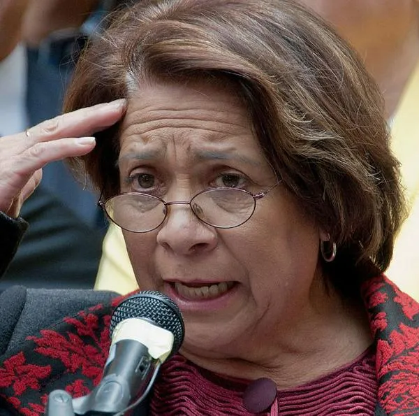 La senadora Aída Avella afirma que periodistas de Caracol y RCN no quieren tener hijos, defendiendo la reforma laboral de Gustavo Petro.