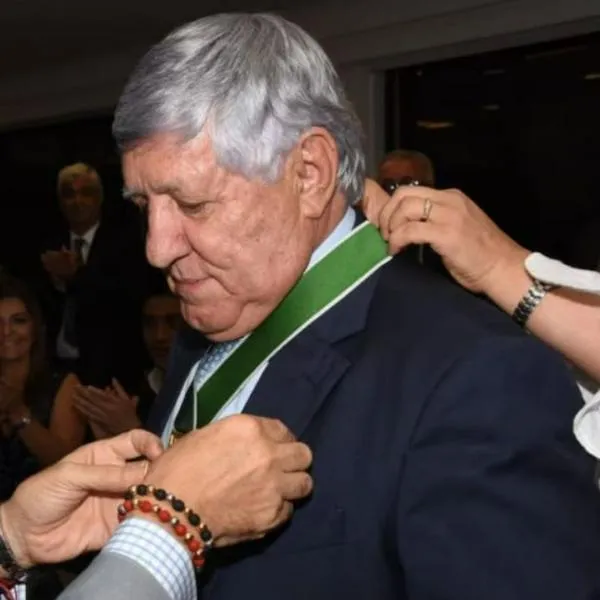 William Vélez, empresario que murió el 19 de mayo, recibiendo condecoración de Luis Pérez, exgobernador de Antioquia