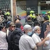 Identifican a hombre que fue asesinado cuando llegaba a consignar en un banco, en Bogotá. Dos hombres en moto le dispararon. 